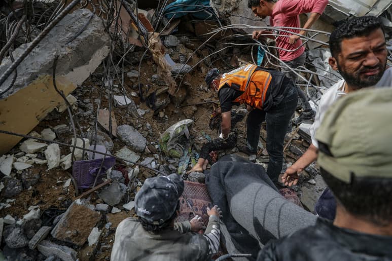 Palestinos recuperan el cuerpo de una menor tras un bombardeo israelí en el campo de refugiados de Al Nuseirat en la Franja de Gaza. (EFE)