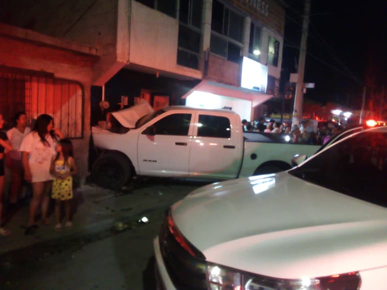 Tres lesionados y daños materiales tras choque en colonia Latinoamericano