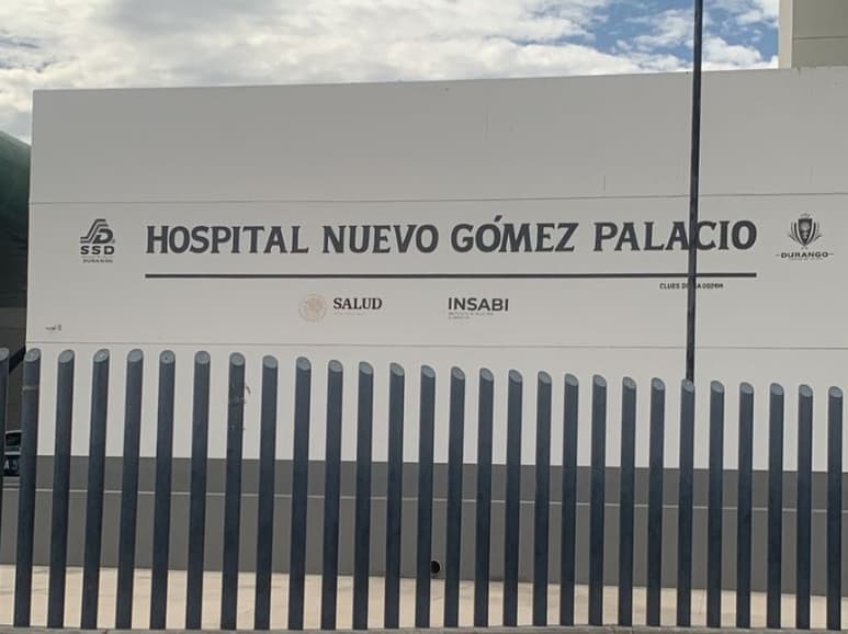 Una mujer resultó con un cuadro de intoxicación luego de que intentó sofocar un pequeño incendio en su domicilio de la ciudad de Gómez Palacio.