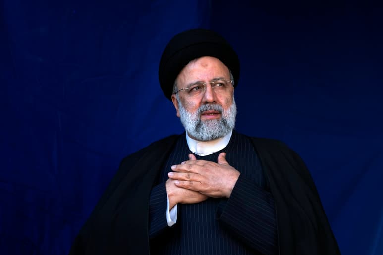 Raisi viajaba en la provincia iraní de Azerbaiyán Oriental. La televisora estatal dijo que lo que llamó “un aterrizaje forzoso” ocurrió cerca de Jolfa.