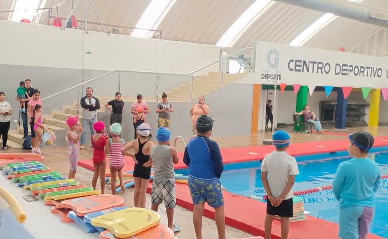 Los niños reciben en Gómez Palacio, las clases de natación (ESPECIAL)