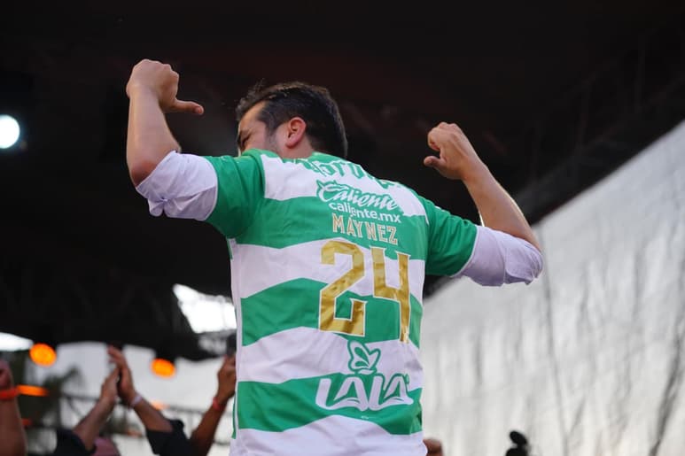 Máynez usó la camiseta del  Santos Laguna. 