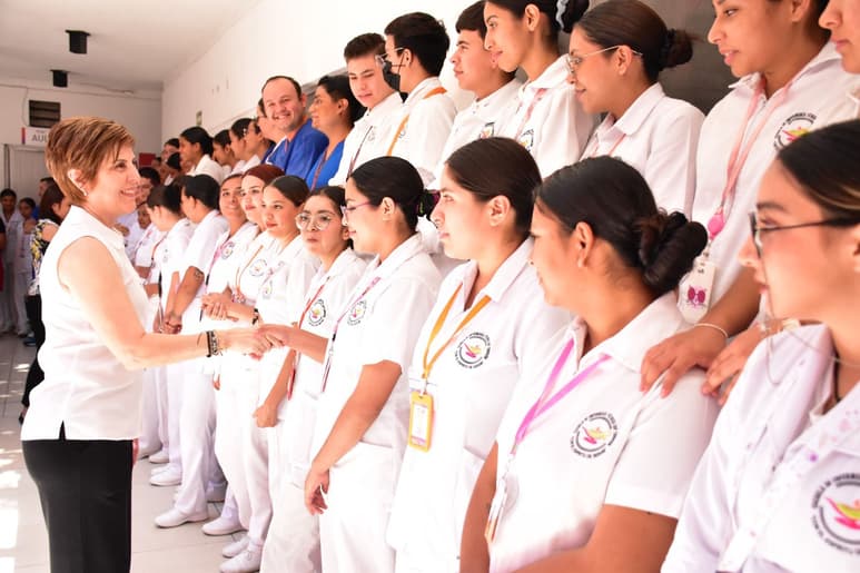 Futuros enfermeros y de otros talleres del DIF Torreón celebran el día del Estudiante