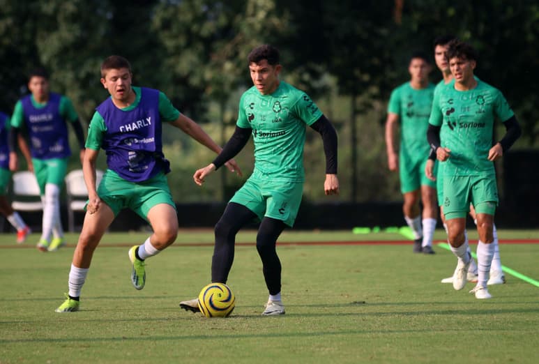 Cada uno de los elementos verdiblancos que se encuentran realizando concentración en Allende, Nuevo León, quieren jugar de inicio (SANTOS LAGUNA)