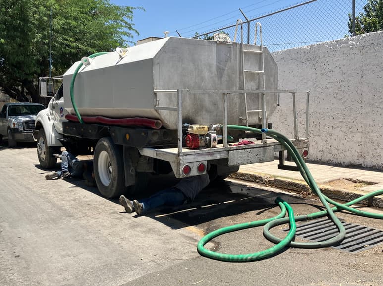 Falta de agua en Villa Florida de Torreón, vecinos son atendidos con pipas