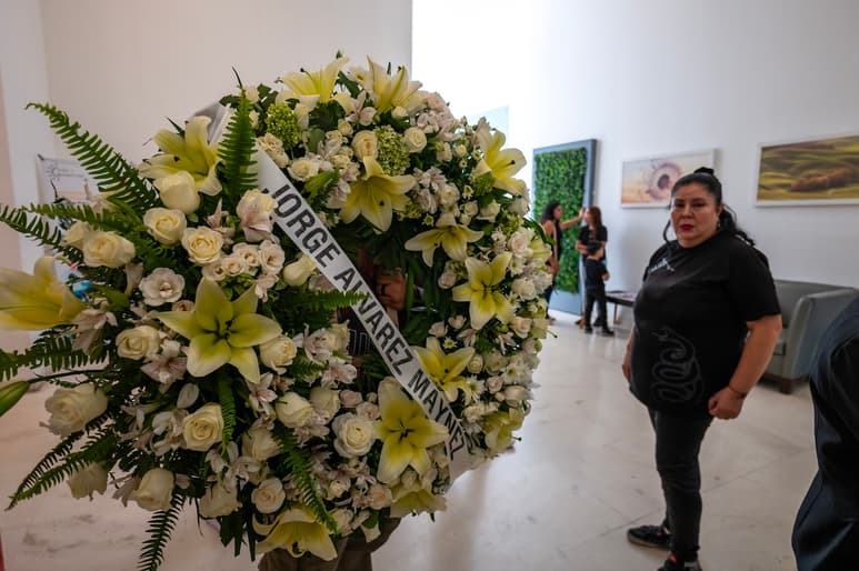 Al lugar del velorio, llegaron coronas de flores de parte de Álvarez Máynez. (EFE)
