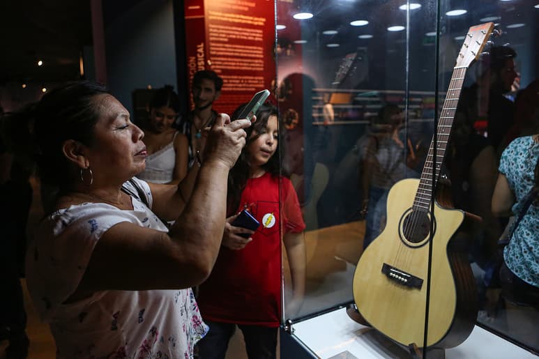 Vínculo. Sanz donó al Museo interactivo el Palacio de la Música-Centro Nacional de la Música Mexicana la guitarra 'Curandera'.