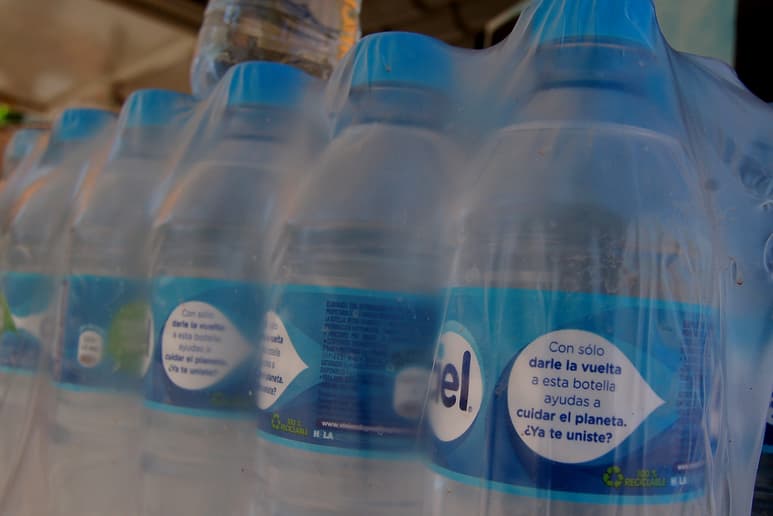 Agua embotellada. (ARCHIVO)