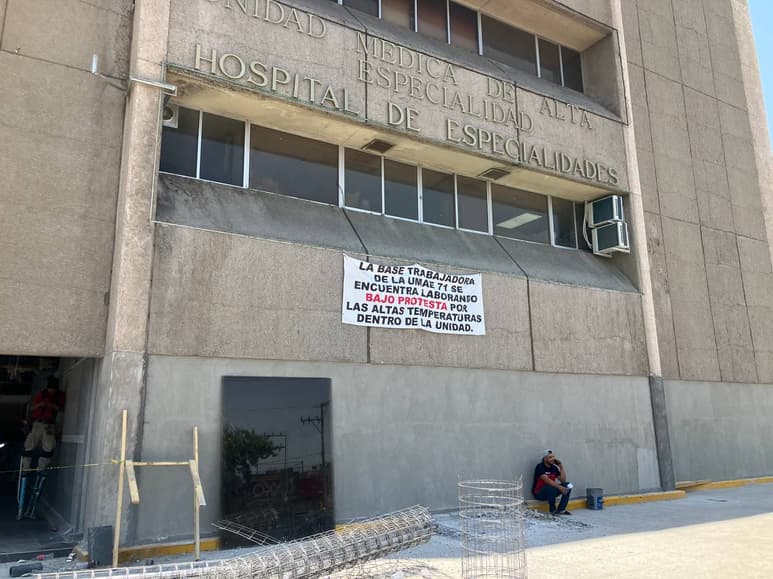 Desde abril del año en curso, personal de salud colgó una lona a las afueras de la clínica No. 71 para denunciar fallas en el clima. (Angélica Sandoval)