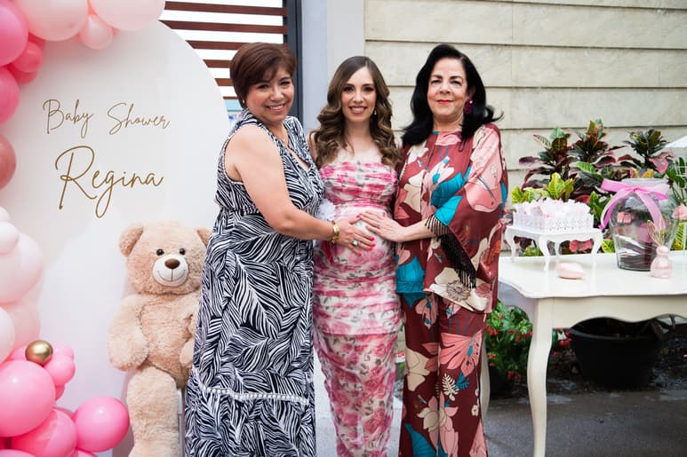 Karla Echavarri de Vélez junto a las organizadoras de su baby shower, su mamá Julieta Santoscoy de Echavarri y
su suegra Leticia Campos de Vélez (EL SIGLO DE TORREÓN / ENRIQUE CASTRUITA)