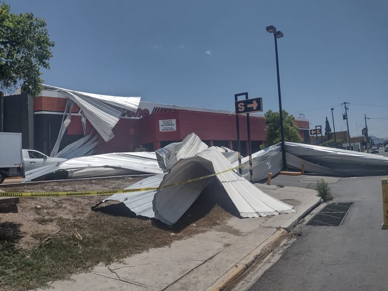 Desprende ráfaga de viento techo de lámina de Autozone en Saltillo