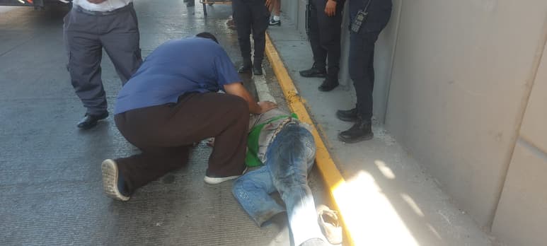 Vuelca triciclo de hombre de la tercera edad en el 11-40