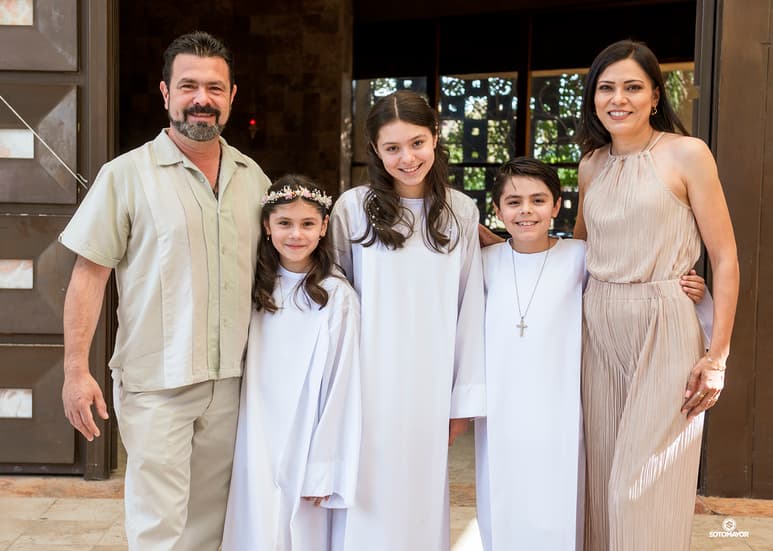 Camila, Sofía y Diego García Pérez realizaron su Primera Comunión junto a sus papás José Alfredo García Caraza y Ana Pérez.