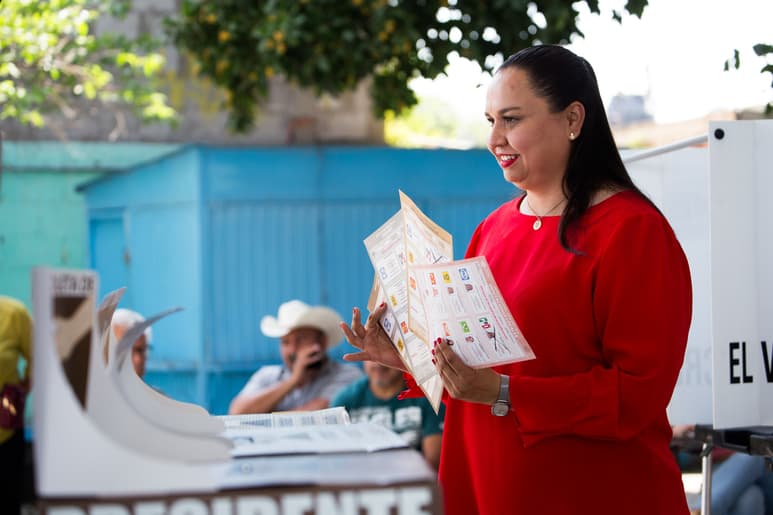 Acudió a la casilla con su equipo de campaña y familiares.