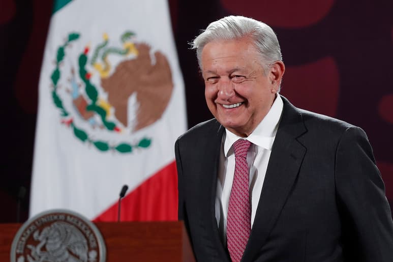 El presidente de México, Andrés Manuel López Obrador durante una conferencia de prensa, este lunes en el Palacio Nacional, de la Ciudad de México (México). Obrador aseguró que México 'es un pueblo agradecido' tras la victoria de la aspirante oficialista a sucederlo, Claudia Sheinbaum, en los comicios del domingo. EFE/ Isaac Esquivel