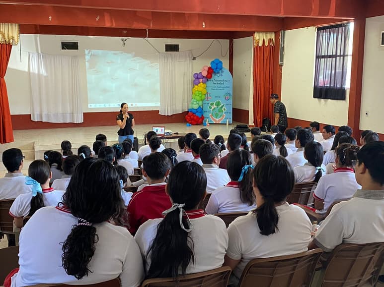 Ofrecen charla a estudiantes de secundaria para prevenir el acoso escolar