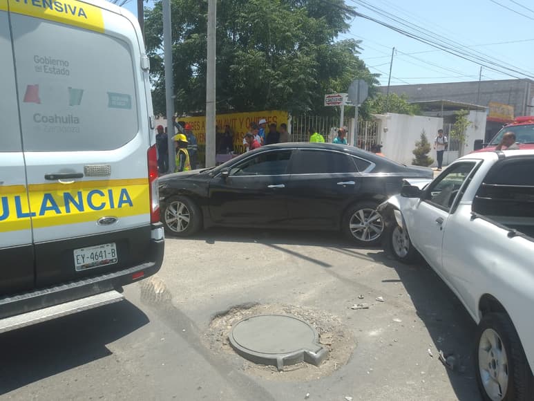 camioneta compacta de la marca Ford línea Courier y un Nissan línea Altima en color negro. (EL SIGLO DE TORREÓN)