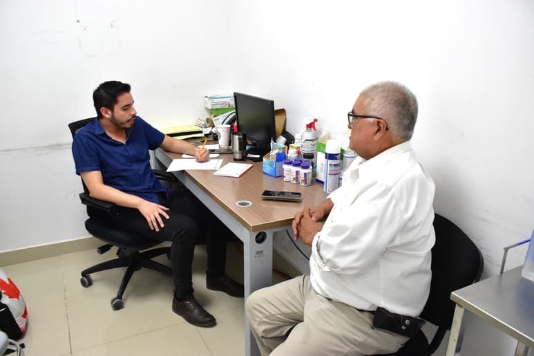 Realizan brigada de salud para atender a los adultos mayores empacadores del DIF Torreón