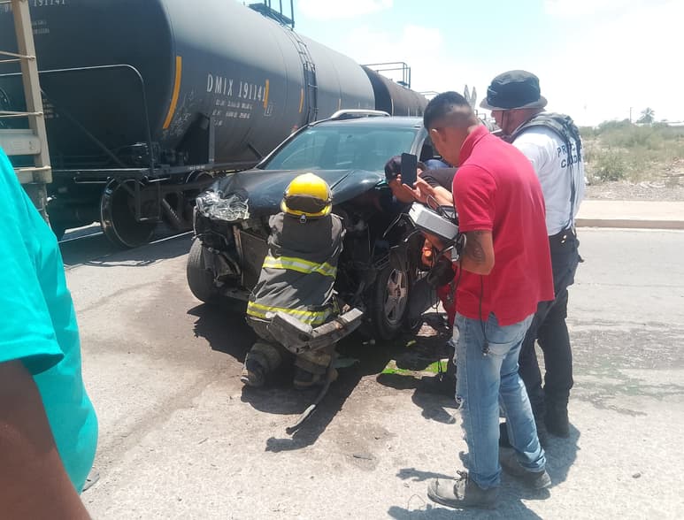 Camioneta queda destrozada tras chocar contra el tren en San Pedro
