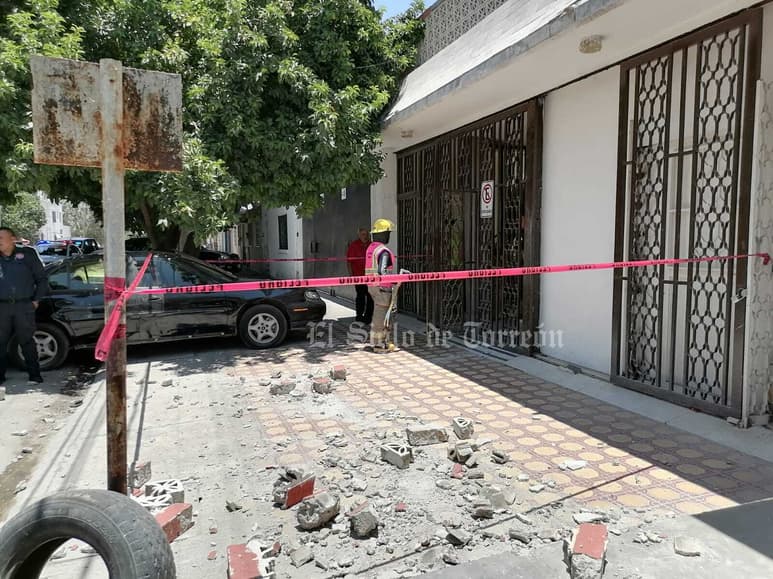 Cae barda sobre una mujer y su bebé de 4 meses en el Centro de Torreón