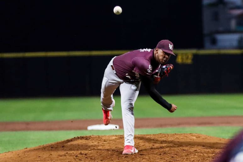 El cubano Ronald Bolaños abrió el juego por los Algodoneros y solamente pudo conseguir un out, a cambio se llevó 4 carreras, 3 de ellas limpias, para terminar por sufrir su segunda derrota de la temporada.