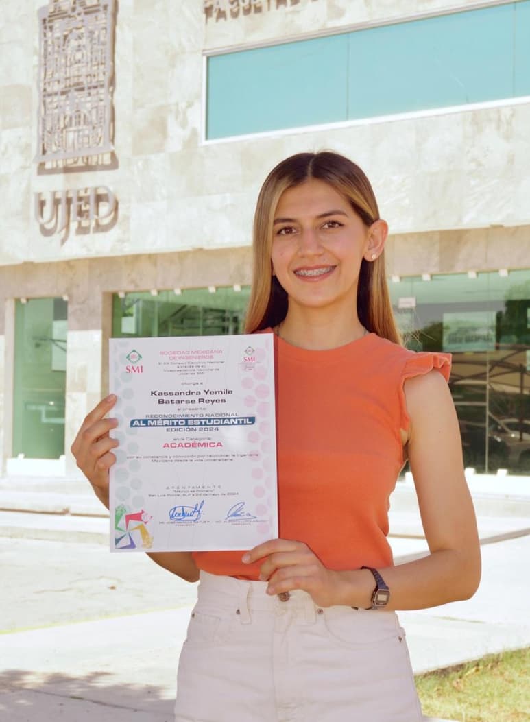 Otorgan el reconocimiento nacional al Mérito Estudiantil 2024 en la categoría Académica, a Kassandra Yemile Batarse Reyes.