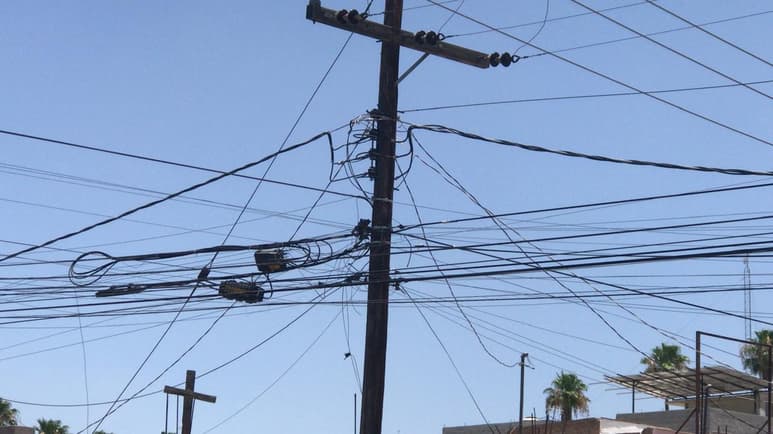 Cables en postes. (Fernando Compeán)
