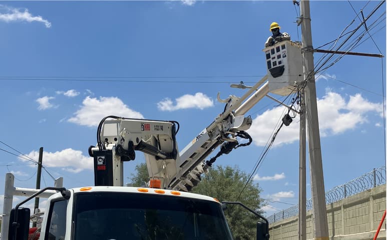 Se manifiestan por falta de luz en ejido Los Arenales