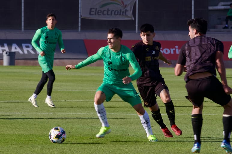 Santiago Muñóz jugó ayer como único delantero de Santos Laguna en la primera parte del choque amistoso en el TSM ante Dorados de Sinaloa. Tuvo oportunidades, pero no estuvo tan fino ante el arco rival.