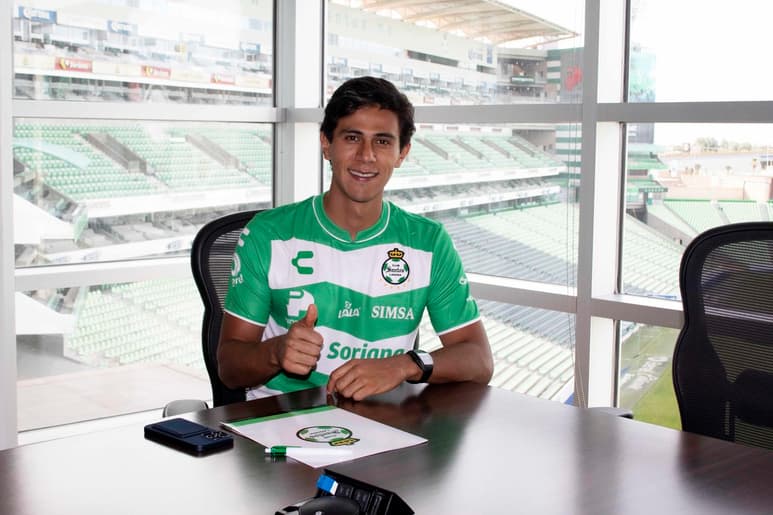 Los Guerreros compartieron una foto del nuevo refuerzo santista luego de estampar su rúbrica en la oficina de conferencias de la institución, en la que ya portó la playera albiverde.