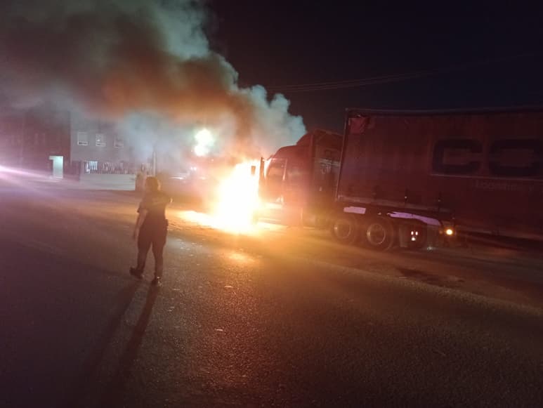 Se incendia tráiler frente a colonia Hamburgo