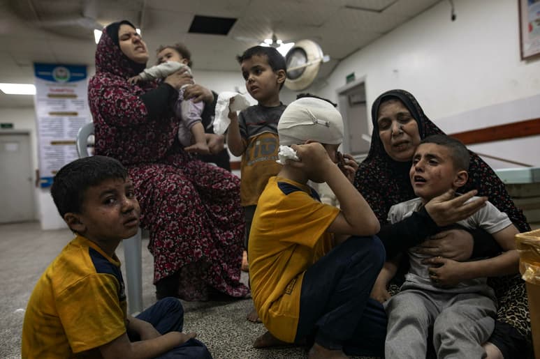 Niños y mujeres palestinas esperan tratamiento en el hospital Al-Najjar. (ARCHIVO)