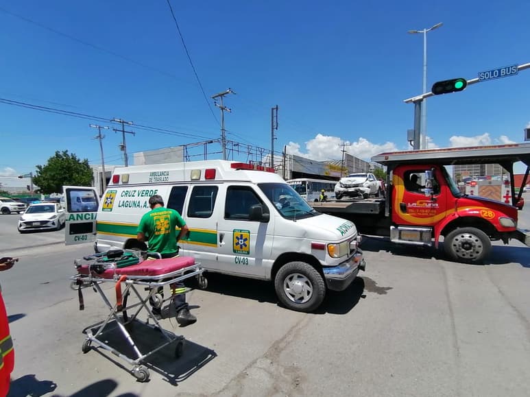 El percance sucedió sobre el bulevar Revolución, a la altura de la calle El Siglo de Torreón. (EL SIGLO DE TORREÓN)