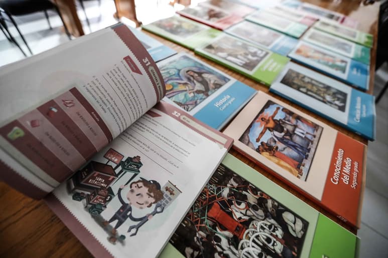 La Comisión Nacional de Libros de Texto Gratuitos es quien se encarga de la producción y distribución de los libros de texto.