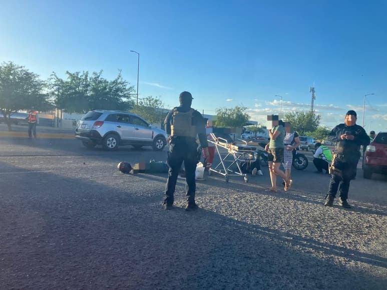Paramédicos de la Cruz Roja arribaron al lugar para atender a las dos mujeres. (EL SIGLO DE TORREÓN)