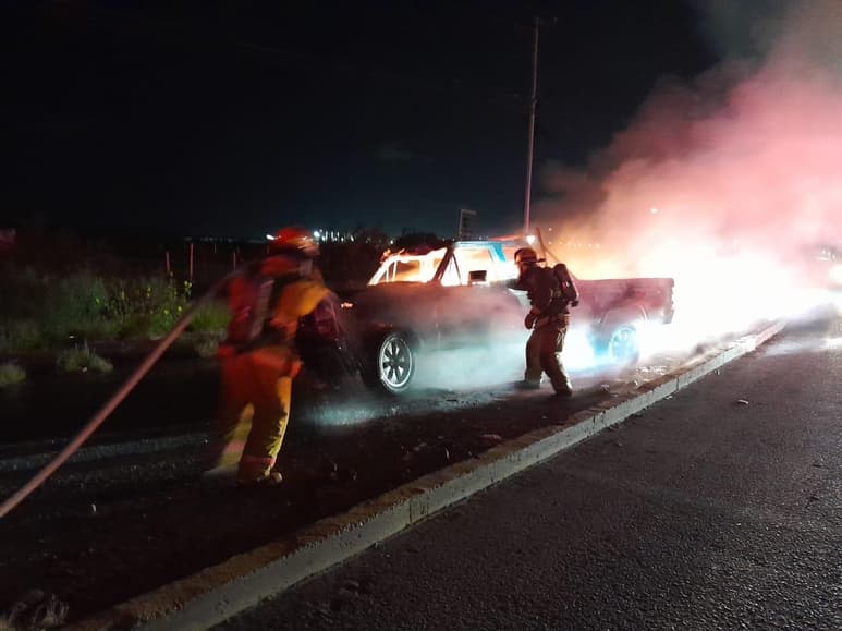Se incendia camioneta y la abandona su conductor