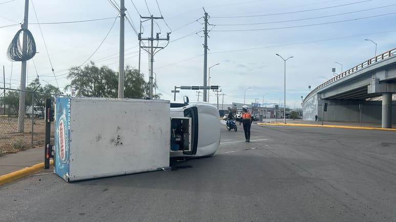 La unidad es una Nissan NP300. (EL SIGLO DE TORREÓN)