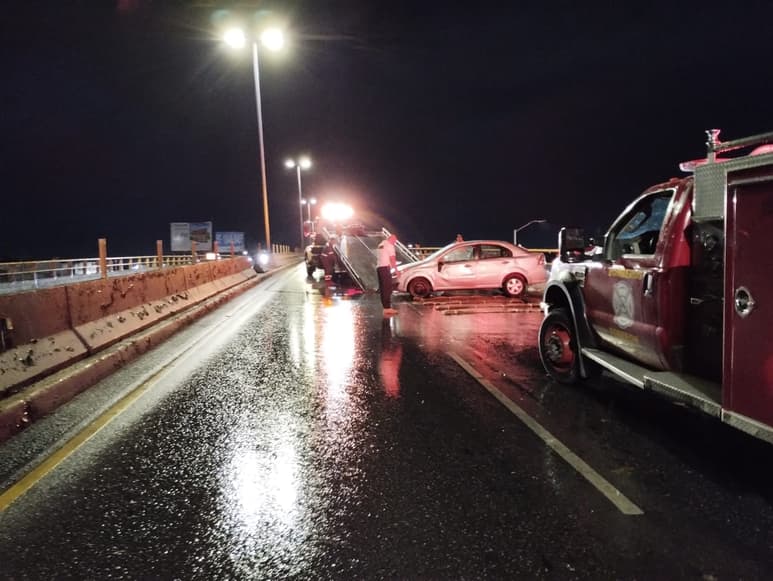 Se vuelca por conducir a exceso de velocidad en periférico de Torreón