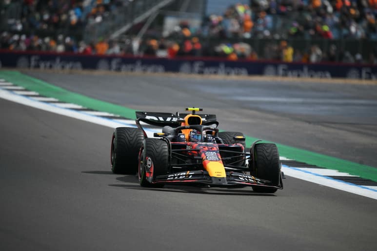 'Checo' Pérez se atora en la grava y queda eliminado en la Q1