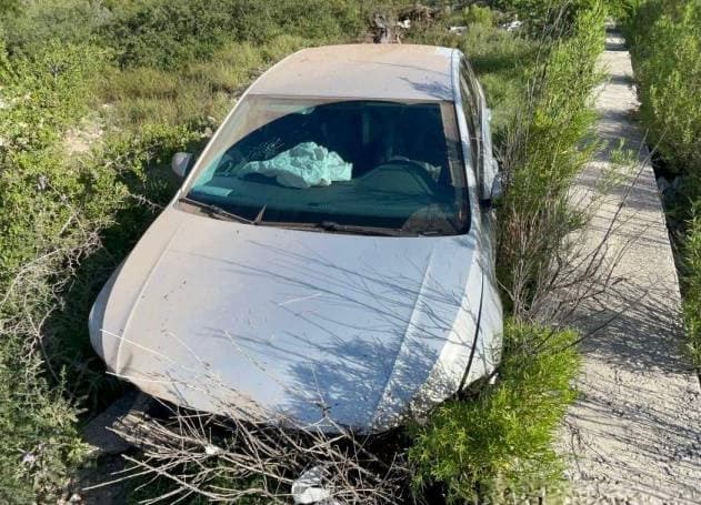 Ebria pareja huye y abandona su vehículo tras chocar