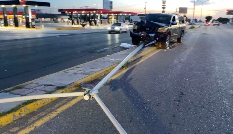 Huye conductor tras impactar su camioneta contra luminaria en Saltillo