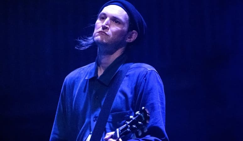 Exguitarrista de Red Hot Chili Peppers es demandado por una muerte