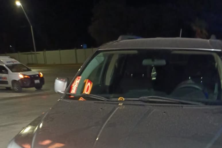 Se accidenta y abandona su camioneta en estacionamiento de Oxxo