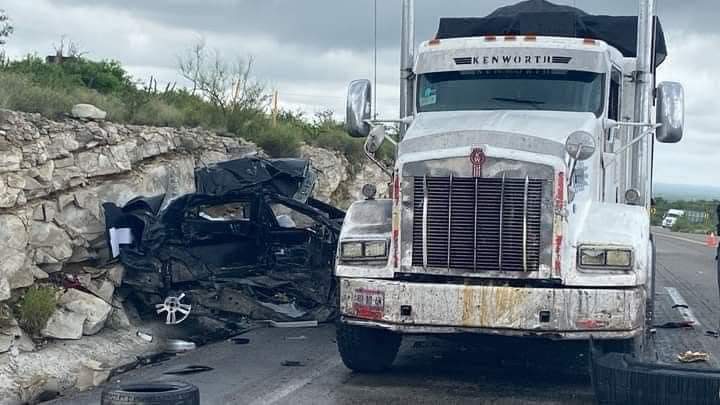 Accidente sobre carretera federal 57, cobra la vida de una pareja de profesionistas