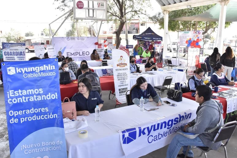 Se lleva con éxito la Feria del Empleo Juventud en Gómez Palacio