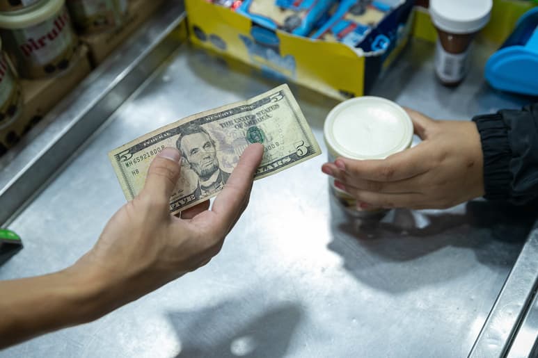 Dólar abre al alza en 17.83 pesos tras atentado a Trump
