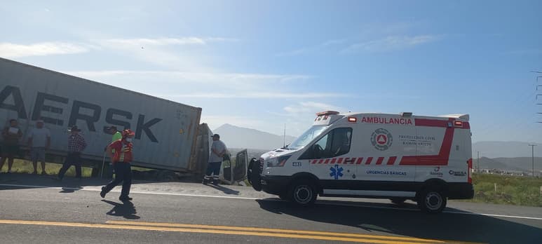 Trailer quedó a punto de volcar en Ramos Arizpe