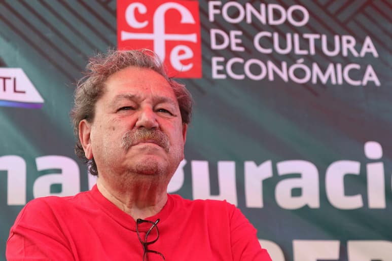 Paco Ignacio Taibo II continúa como director del FCE