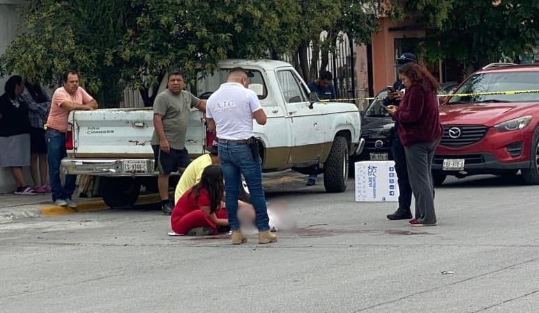 Joven se degüella en plena calle en Saltillo