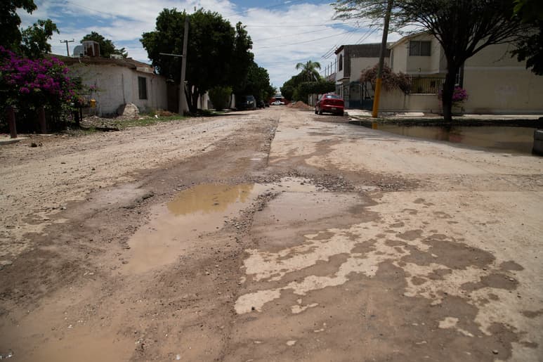 Vecinos se quejan de trabajos inconclusos de drenaje y agua potable